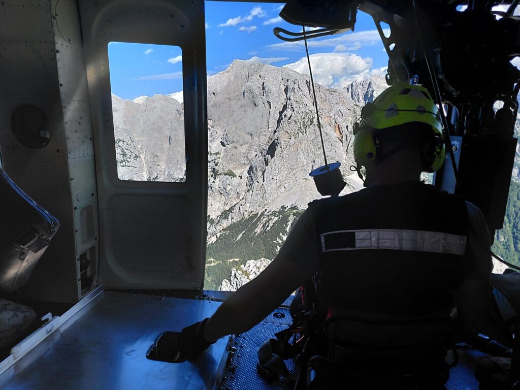 eno od helikopterskih reševanj, gore, helikopter, zdravnik s čelado