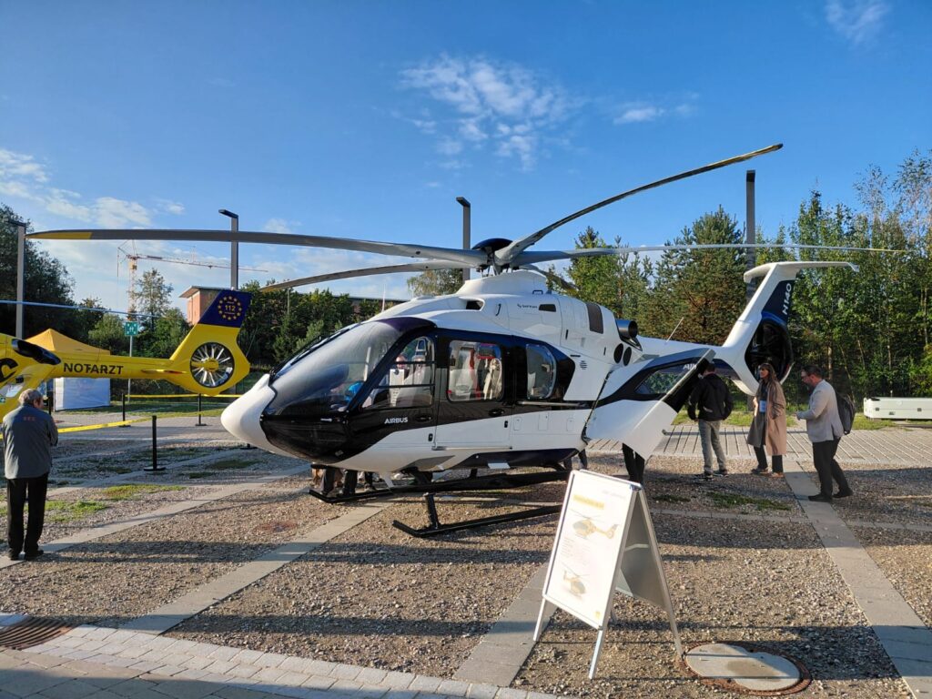 bel reševalni helikopter