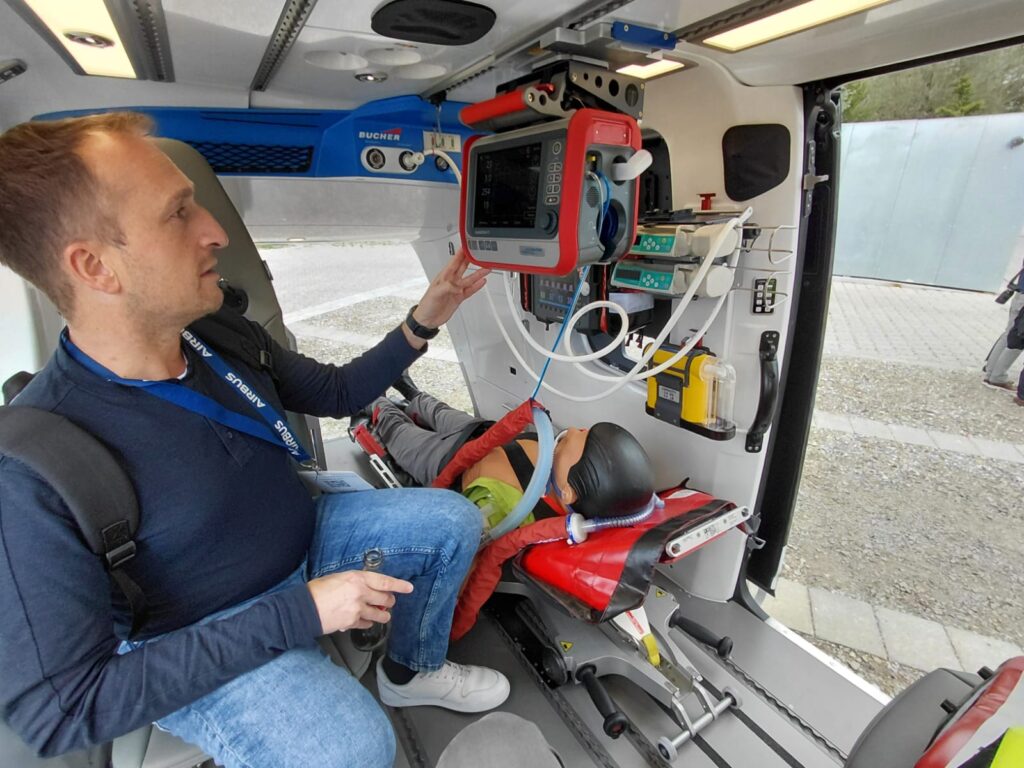 oprema helikopterja, moški, ki gleda v monitor
