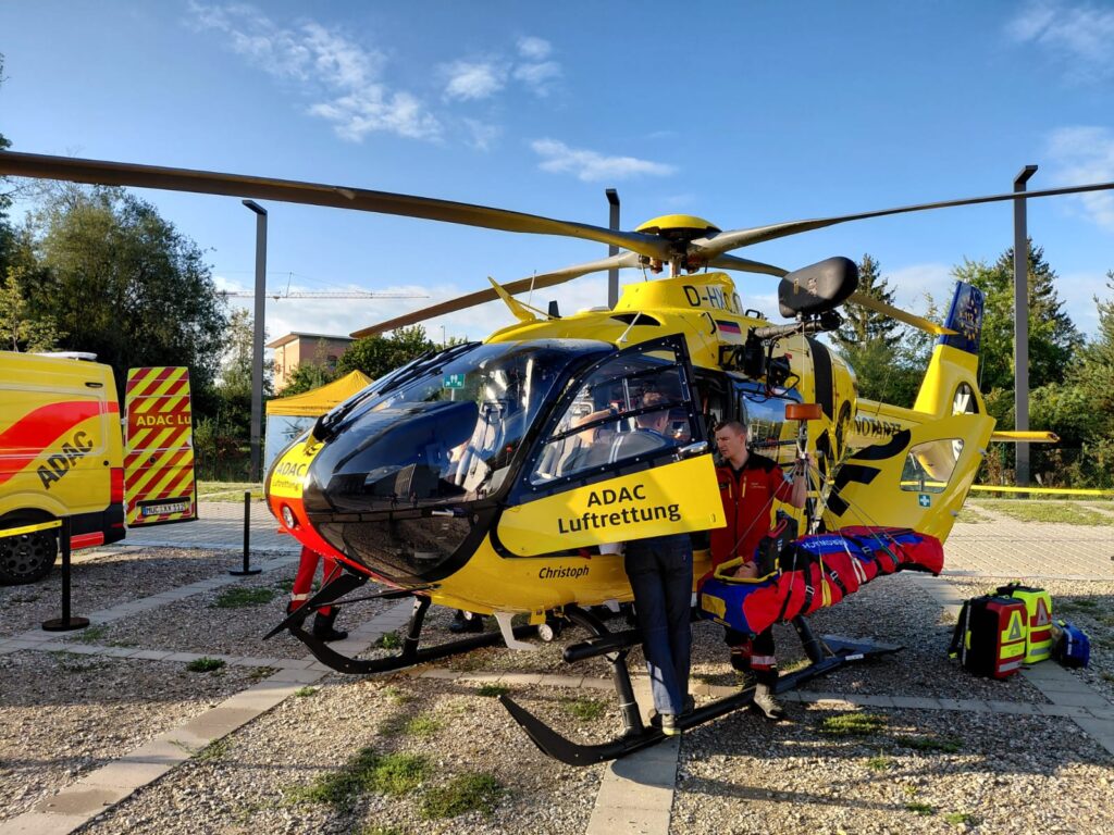 rumen reševalni helikopter adac z reševalno vrečo